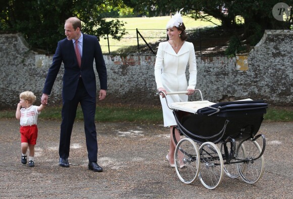 Le prince William, Catherine, duchesse de Cambridge, leur fils le prince George de Cambridge et leur fille la princesse Charlotte de Cambridge lors du baptême de la princesse Charlotte en l'église Saint Mary Magdalene de Sandringham, le 5 juillet 2015