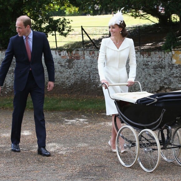 Le prince William, Catherine, duchesse de Cambridge, leur fils le prince George de Cambridge et leur fille la princesse Charlotte de Cambridge lors du baptême de la princesse Charlotte en l'église Saint Mary Magdalene de Sandringham, le 5 juillet 2015