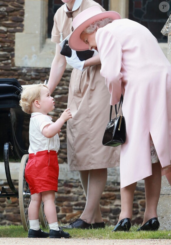 La reine Elisabeth II, le prince George de Cambridge et le prince William lors du baptême de la princesse Charlotte en l'église Saint Mary Magdalene de Sandringham, le 5 juillet 2015