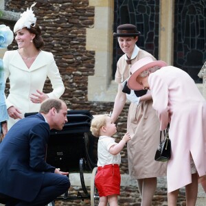 La reine Elisabeth II, le prince George de Cambridge et le prince William lors du baptême de la princesse Charlotte en l'église Saint Mary Magdalene de Sandringham, le 5 juillet 2015