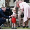 La reine Elisabeth II, le prince George de Cambridge et le prince William lors du baptême de la princesse Charlotte en l'église Saint Mary Magdalene de Sandringham, le 5 juillet 2015