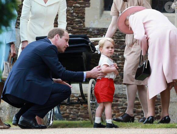 La reine Elisabeth II, le prince George de Cambridge et le prince William lors du baptême de la princesse Charlotte en l'église Saint Mary Magdalene de Sandringham, le 5 juillet 2015