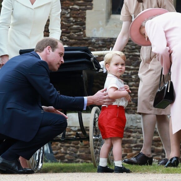 La reine Elisabeth II, le prince George de Cambridge et le prince William lors du baptême de la princesse Charlotte en l'église Saint Mary Magdalene de Sandringham, le 5 juillet 2015