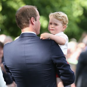 Le prince William et le prince George de Cambridge lors du baptême de la princesse Charlotte en l'église Saint Mary Magdalene de Sandringham, le 5 juillet 2015