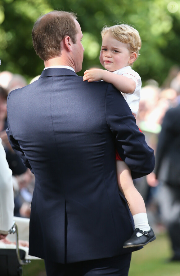 Le prince William et le prince George de Cambridge lors du baptême de la princesse Charlotte en l'église Saint Mary Magdalene de Sandringham, le 5 juillet 2015
