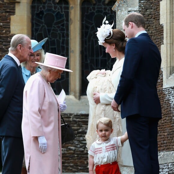 Le prince William, Kate Middleton, la duchesse de Cambridge, leur fils le prince George de Cambridge, la princesse Charlotte de Cambridge, le prince Philip duc d'Edimbourg, la reine Elisabeth II et Camilla Parker Bowles, la duchesse de Cornouailles lors du baptême de la princesse Charlotte en l'église Saint Mary Magdalene de Sandringham, le 5 juillet 2015