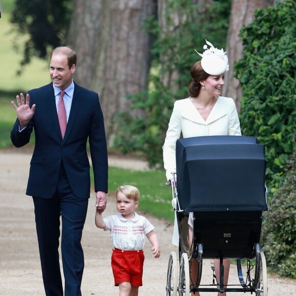 Le prince William, Catherine, la duchesse de Cambridge, leur fils le prince George de Cambridge et leur fille la princesse Charlotte de Cambridge lors du baptême de la princesse Charlotte en l'église Saint Mary Magdalene de Sandringham, le 5 juillet 2015