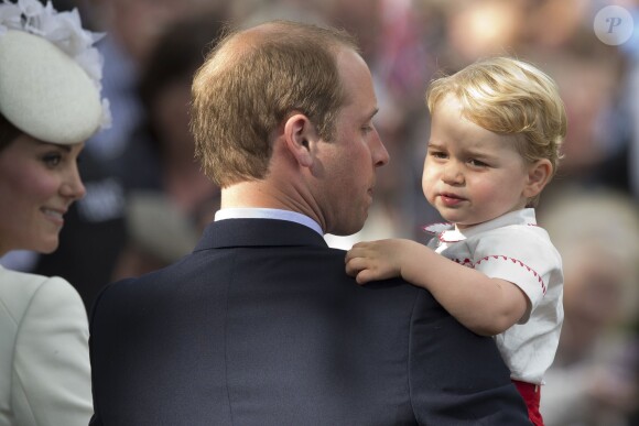 Le prince William et son fils le prince George de Cambridge lors du baptême de la princesse Charlotte en l'église Saint Mary Magdalene de Sandringham, le 5 juillet 2015