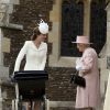 Kate Middleton, la duchesse de Cambridge et la reine Elisabeth II lors du baptême de la princesse Charlotte en l'église Saint Mary Magdalene de Sandringham, le 5 juillet 2015