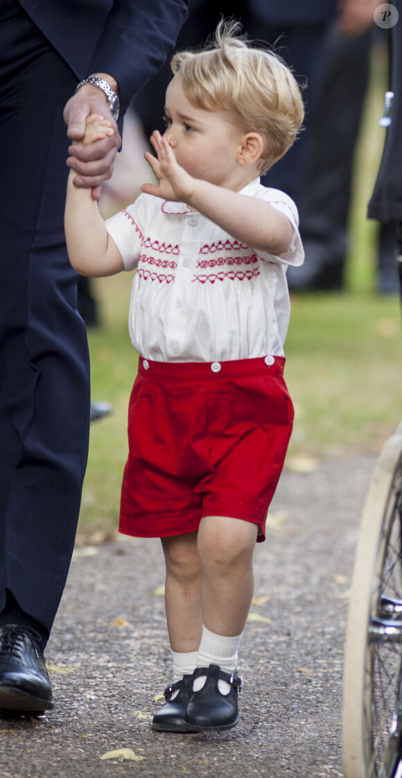 Le prince George de Cambridge lors du baptême de la princesse Charlotte en l'église Saint Mary Magdalene de Sandringham, le 5 juillet 2015