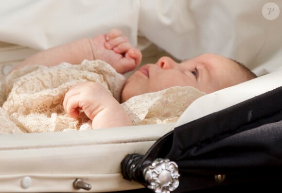 La princesse Charlotte de Cambridge lors de son baptême en l'église Saint Mary Magdalene de Sandringham, le 5 juillet 2015