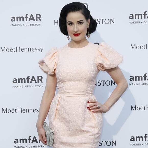 Dita Von Teese assiste au dîner de soutien à l'amfAR au Pavillon Ledoyen. Paris, le 5 juillet 2015.