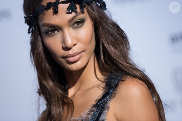 Joan Smalls assiste au dîner de soutien à l'amfAR au Pavillon Ledoyen. Paris, le 5 juillet 2015.