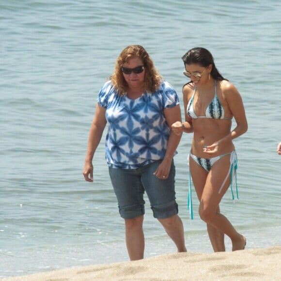 Eva Longoria profite de la plage avec ses soeurs, Esmeralda Josephina et Emily Jeannette, lors de ses vacances à Marbella, le 5 juillet 2015