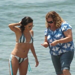 Eva Longoria profite de la plage avec ses soeurs, Esmeralda Josephina et Emily Jeannette, lors de ses vacances à Marbella, le 5 juillet 2015