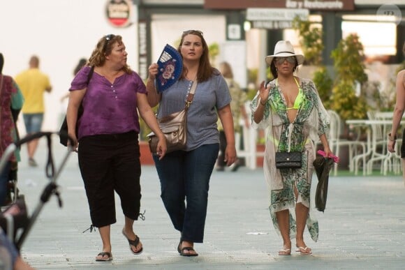 Exclusif - Eva Longoria fait du shopping en bikini dans les rues de Marbella en Espagne, le 4 juillet 2015