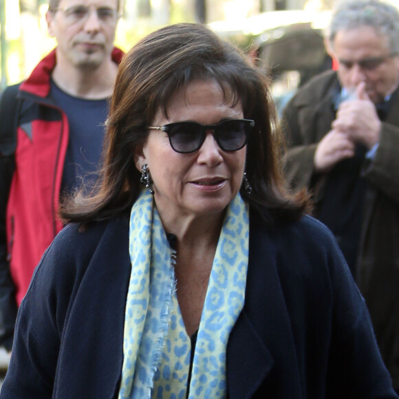 Anne Sinclair - Arrivées aux obsèques de Régine Deforges en l'église Saint-Germain-des-Prés à Paris. Le 10 avril 2014.