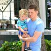 Info - Michael Bublé, son fils de 2 ans admis d'urgence à l'hôpital après s'être ébouillanté - Michael Bublé va déjeuner au restaurant avec son fils Noah et un ami à Miami, le 16 avril 2015