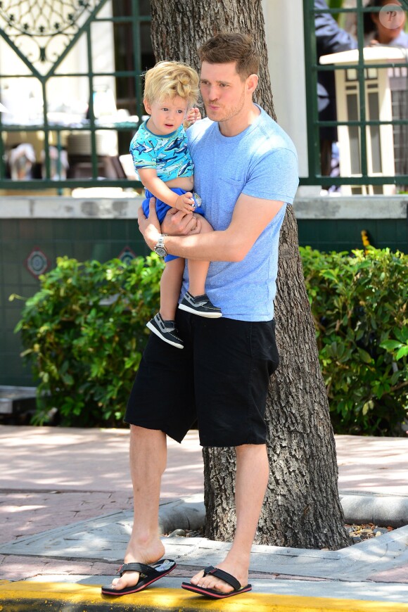 Info - Michael Bublé, son fils de 2 ans admis d'urgence à l'hôpital après s'être ébouillanté - Michael Bublé va déjeuner au restaurant avec son fils Noah et un ami à Miami, le 16 avril 2015