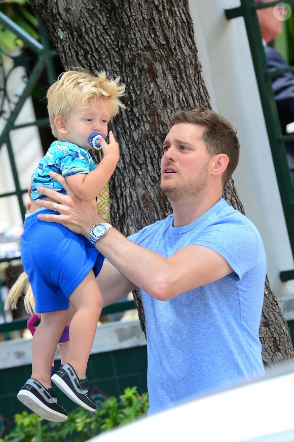 Info - Michael Bublé, son fils de 2 ans admis d'urgence à l'hôpital après s'être ébouillanté - Michael Bublé va déjeuner au restaurant avec son fils Noah et un ami à Miami, le 16 avril 2015. 