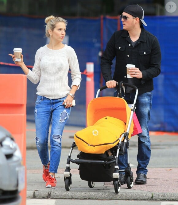 Michael Buble , sa femme Luisana Lopilato et leur fils Noah (poussette Bugaboo) font du shopping à Vancouver Le 18 octobre 2014