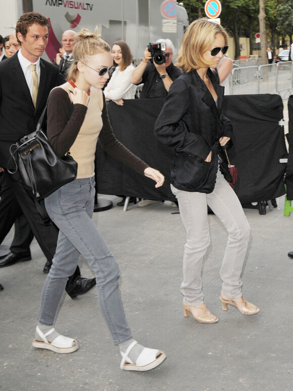 Vanessa Paradis et sa fille Lily-Rose Depp arrivent au Grand Palais pour se préparer à défiler pour Chanel (collection haute couture automne-hiver 2015-2016). Paris, le 7 juillet 2015.