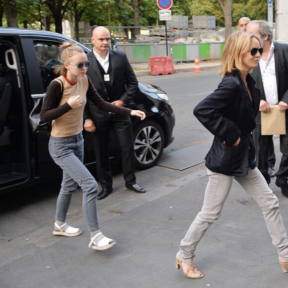 Vanessa Paradis et sa fille Lily-Rose Depp arrivent au Grand Palais pour se préparer à défiler pour Chanel (collection haute couture automne-hiver 2015-2016). Paris, le 7 juillet 2015.