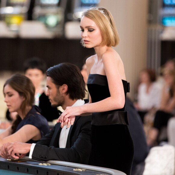 Lily-Rose Depp lors du défilé de mode "Chanel", collection Haute-Couture automne-hiver 2015/2016 au Grand Palais à Paris, le 7 juillet 2015.  People at Chanel fashion show Fall/Winter Haute Couture 2015/2016 at the Grand Palais the in Paris, on July 7th 2015.07/07/2015 - Paris