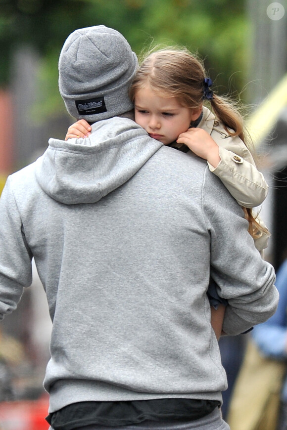 Exclusif - Harper Beckham dans les bras de son père à la sortie du restaurant Grainger & Co Notting Hill, le 22 juin 2015 à Londres