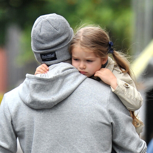 Exclusif - Harper Beckham dans les bras de son père à la sortie du restaurant Grainger & Co Notting Hill, le 22 juin 2015 à Londres