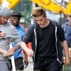 Exclusif - David Beckham, affairé sur les chaussures de sa fille Harper devant son fils Brooklyn à la sortie du restaurant Grainger & Co Notting Hill, le 22 juin 2015 à Londres