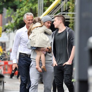 Exclusif - David Beckham, très câlin avec sa fille Harper et son fils Brooklyn à la sortie du restaurant Grainger & Co Notting Hill, le 22 juin 2015 à Londres