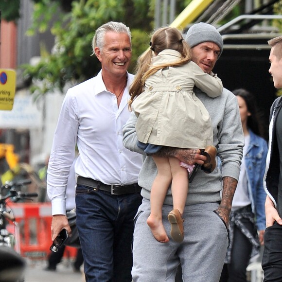 Exclusif - David Beckham, très câlin avec sa fille Harper et son fils Brooklyn à la sortie du restaurant Grainger & Co Notting Hill, le 22 juin 2015 à Londres