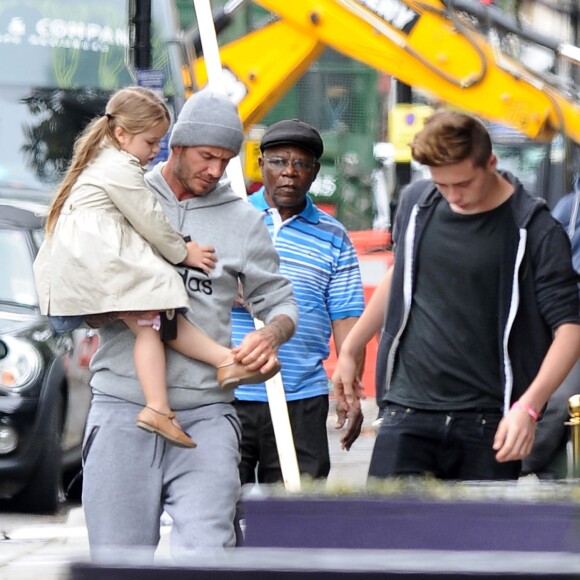 Exclusif - David Beckham, très câlin avec sa fille Harper et son fils Brooklyn à la sortie du restaurant Grainger & Co Notting Hill, le 22 juin 2015 à Londres