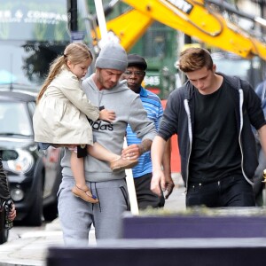Exclusif - David Beckham, très câlin avec sa fille Harper et son fils Brooklyn à la sortie du restaurant Grainger & Co Notting Hill, le 22 juin 2015 à Londres