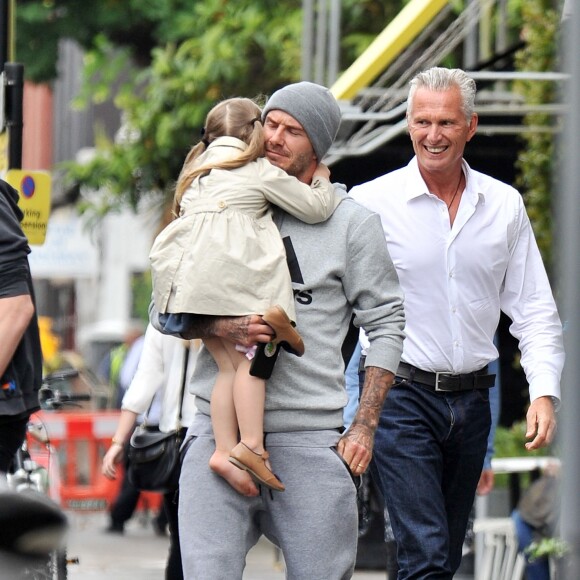 Exclusif - David Beckham, très câlin avec sa fille Harper et son fils Brooklyn à la sortie du restaurant Grainger & Co Notting Hill, le 22 juin 2015 à Londres