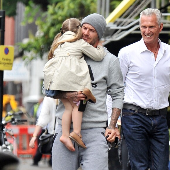 Exclusif - David Beckham, très câlin avec sa fille Harper et son fils Brooklyn à la sortie du restaurant Grainger & Co Notting Hill, le 22 juin 2015 à Londres