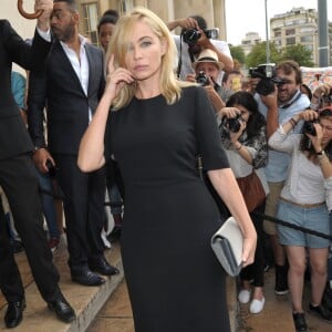 Emmanuelle Béart au Théâtre National de Chaillot lors du défilé Armani Privé (collection haute couture automne-hiver 2015/2016). Paris, le 7 juillet 2015.