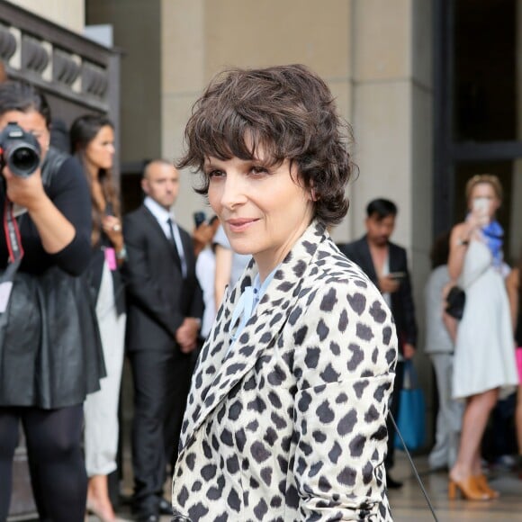 Juliette Binoche au Théâtre National de Chaillot lors du défilé Armani Privé (collection haute couture automne-hiver 2015/2016). Paris, le 7 juillet 2015.