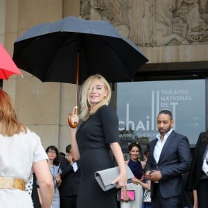 Emmanuelle Béart au Théâtre National de Chaillot lors du défilé Armani Privé (collection haute couture automne-hiver 2015/2016). Paris, le 7 juillet 2015.