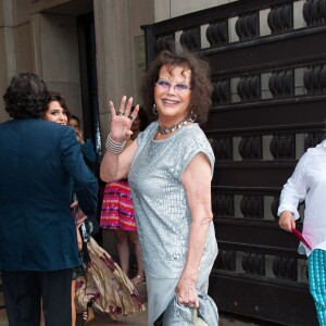 Claudia Cardinale au Théâtre National de Chaillot pour le défilé Armani Privé (collection haute couture automne-hiver 2015/2016). Paris, le 7 juillet 2015.