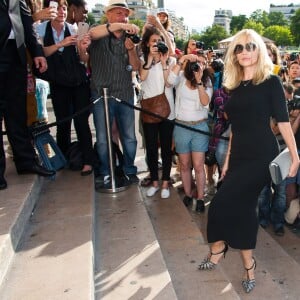 Emmanuelle Béart au Théâtre National de Chaillot pour le défilé Armani Privé (collection haute couture automne-hiver 2015/2016). Paris, le 7 juillet 2015.