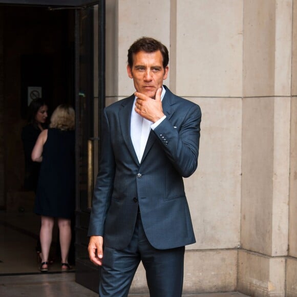 Clive Owen au Théâtre National de Chaillot pour le défilé Armani Privé (collection haute couture automne-hiver 2015/2016). Paris, le 7 juillet 2015.