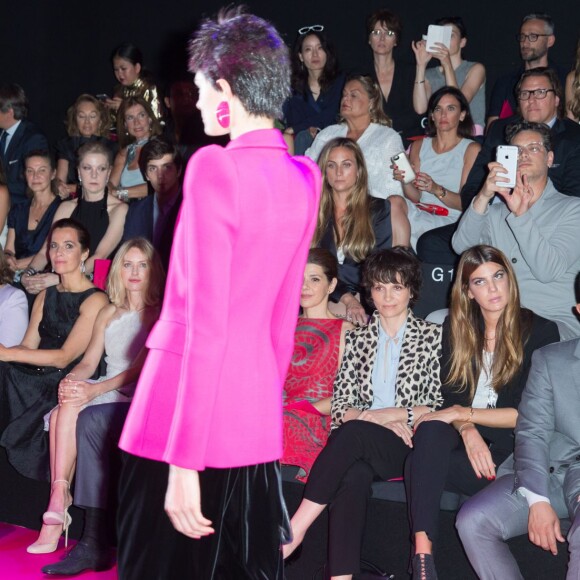 Naomi Watts, Marisa Tomei, Juliette Binoche, Bianca Brandolini d'Adda, John Legend et Chrissy Teigen au premier rang du défilé Giorgio Armani Privé (collection haute couture automne-hiver 2015/2016) au Théâtre National de Chaillot à Paris, le 7 juillet 2015.