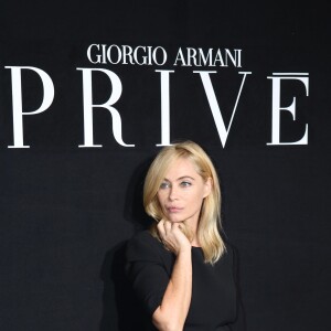 Emmanuelle Béart lors du défilé Giorgio Armani Privé (collection haute couture automne-hiver 2015/2016) au Théâtre National de Chaillot à Paris, le 7 juillet 2015.