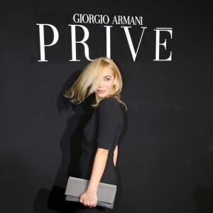 Emmanuelle Béart lors du défilé Giorgio Armani Privé (collection haute couture automne-hiver 2015/2016) au Théâtre National de Chaillot à Paris, le 7 juillet 2015.