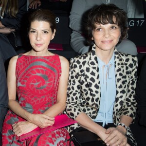 Marisa Tomei et Juliette Binoche lors du défilé Giorgio Armani Privé (collection haute couture automne-hiver 2015/2016) au Théâtre National de Chaillot à Paris, le 7 juillet 2015.