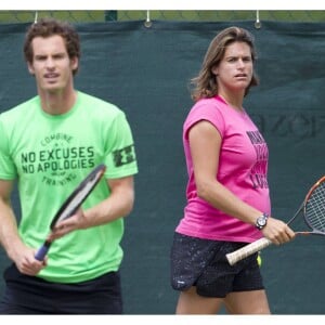 Andy Murray et Amélie Mauresmo, enceinte, lors d'un entraînement au All England Lawn Tennis and Croquet Club de Wimbledon, à Londres le 7 juillet 2015