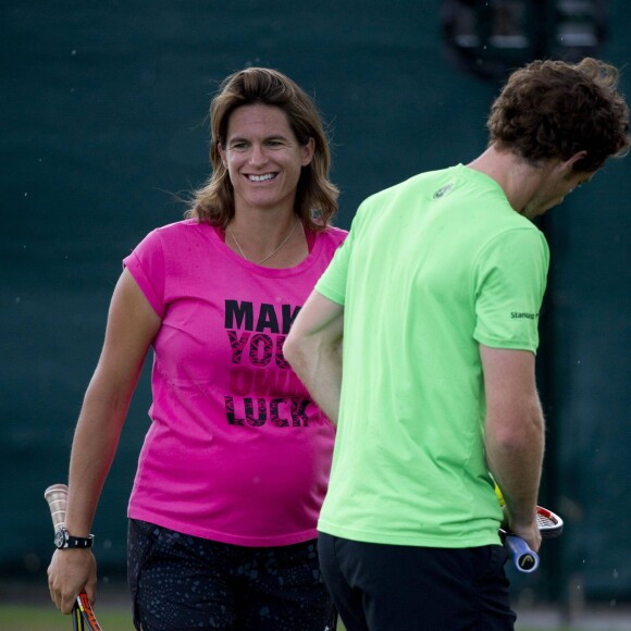 Andy Murray et Amélie Mauresmo, enceinte, lors d'un entraînement au All England Lawn Tennis and Croquet Club de Wimbledon, à Londres le 7 juillet 2015