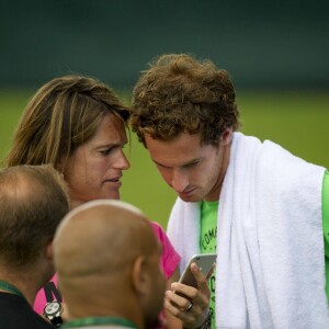 Andy Murray et Amélie Mauresmo, enceinte, lors d'un entraînement au All England Lawn Tennis and Croquet Club de Wimbledon, à Londres le 7 juillet 2015